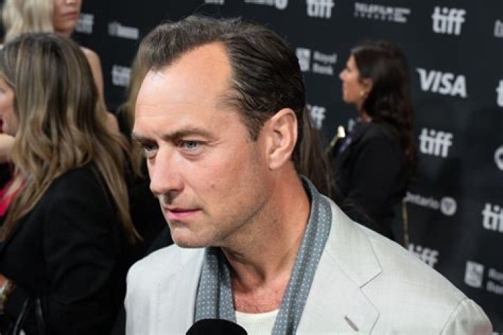 Jude Law's Hair: Iconic Styles And How To Get Them